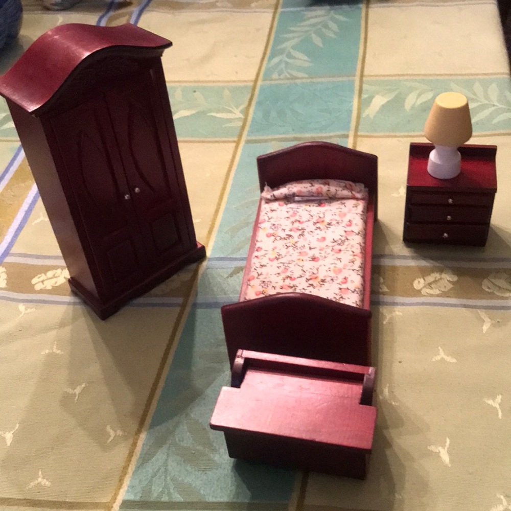 Dollhouse Furniture- Cherry Wood- 4 pieces plus Lamp